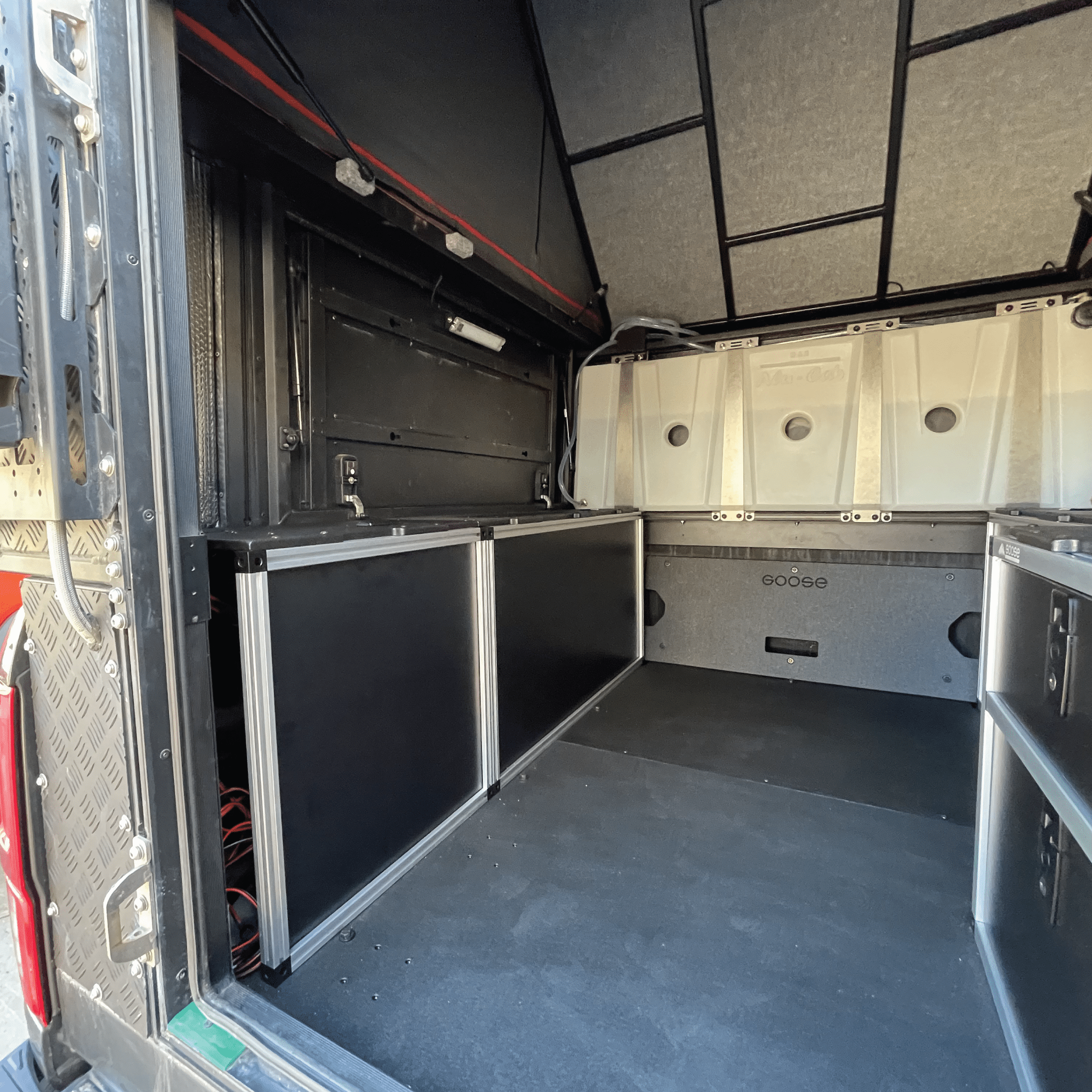 Alu-Cab Canopy Camper V2 - 福特 Ranger 2019-2023 第四代 - 后部实用模块 - 6 英尺床