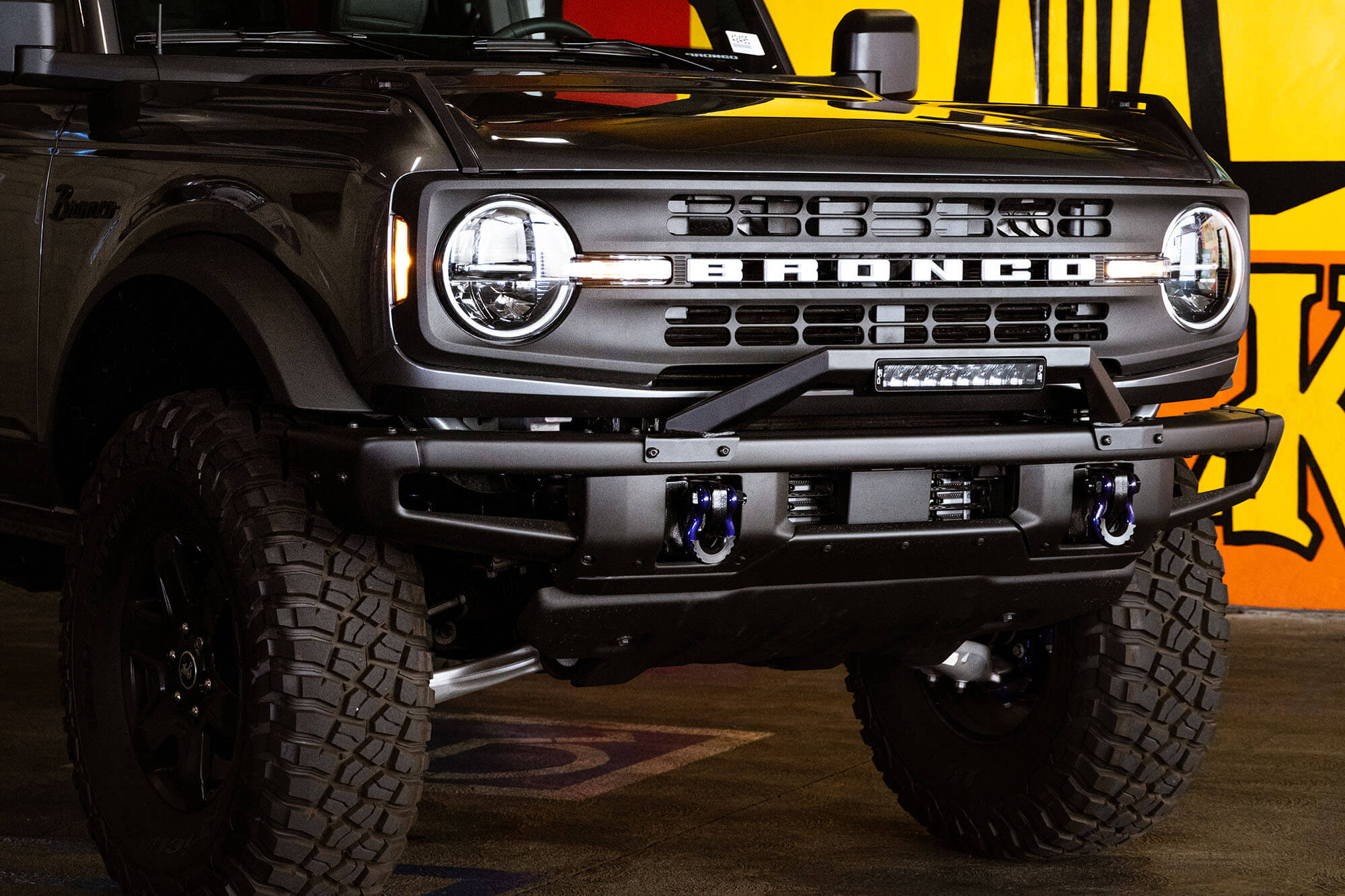 bronco-factory-steel-bumper-bull-bar-with-light - NVMOS
