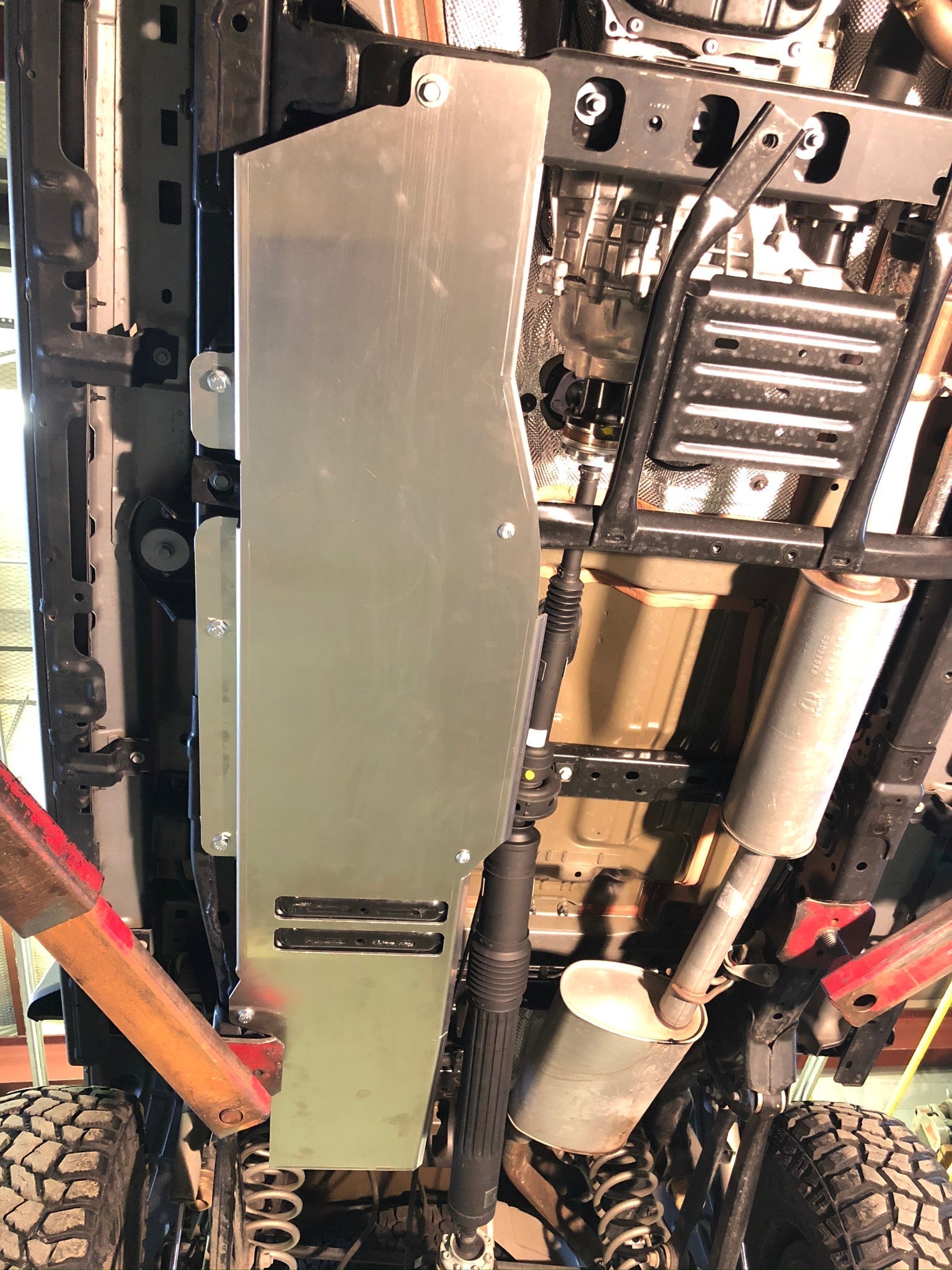 gas-tank-skid-plate-aluminum-for-jeep-wrangler-jlu-4-door-2018-286936 - NVMOS