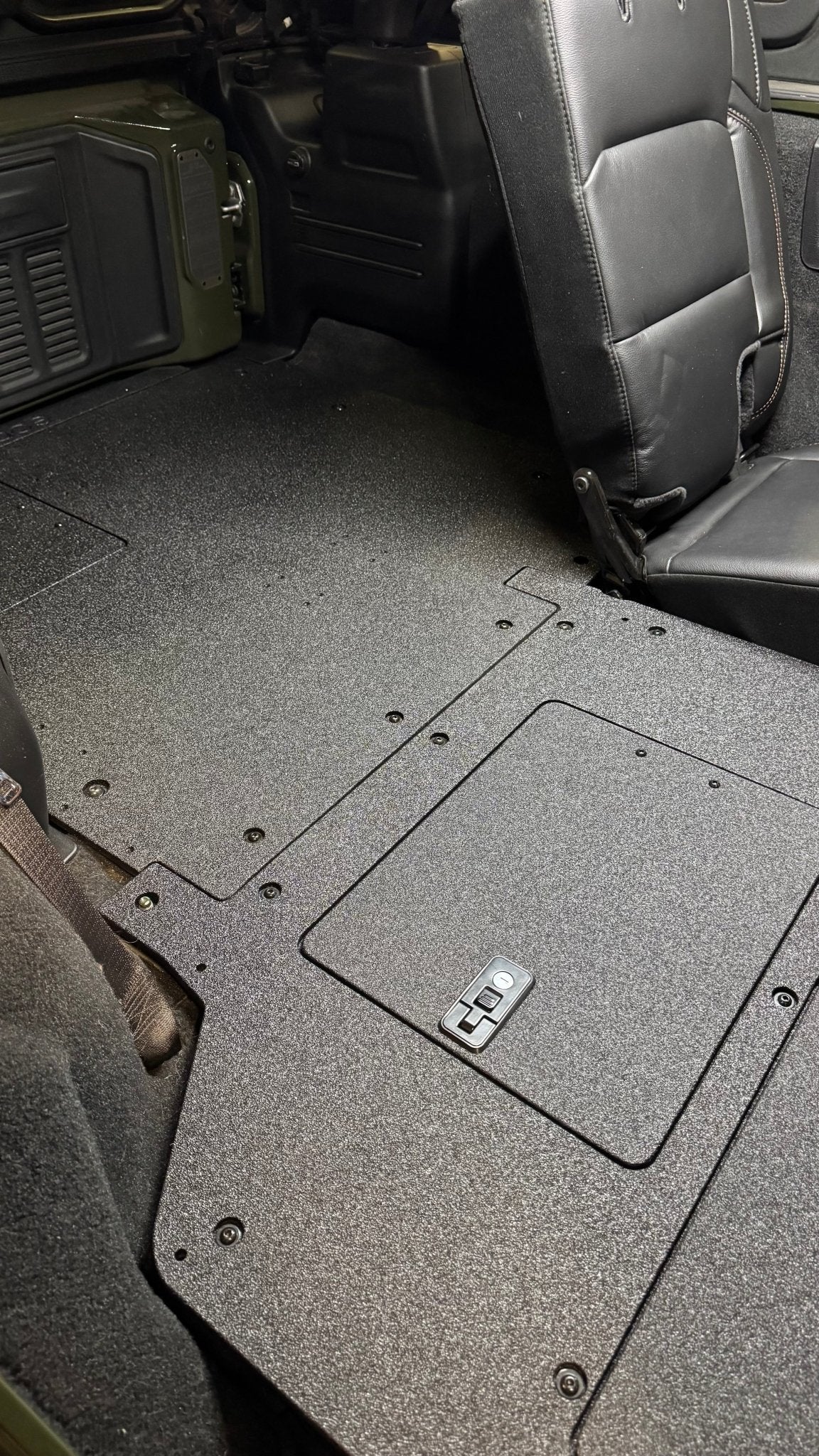 Goose Gear Jeep Wrangler 2018-Present JLU 4 Door - Second Row Seat Delete Plate System - V2