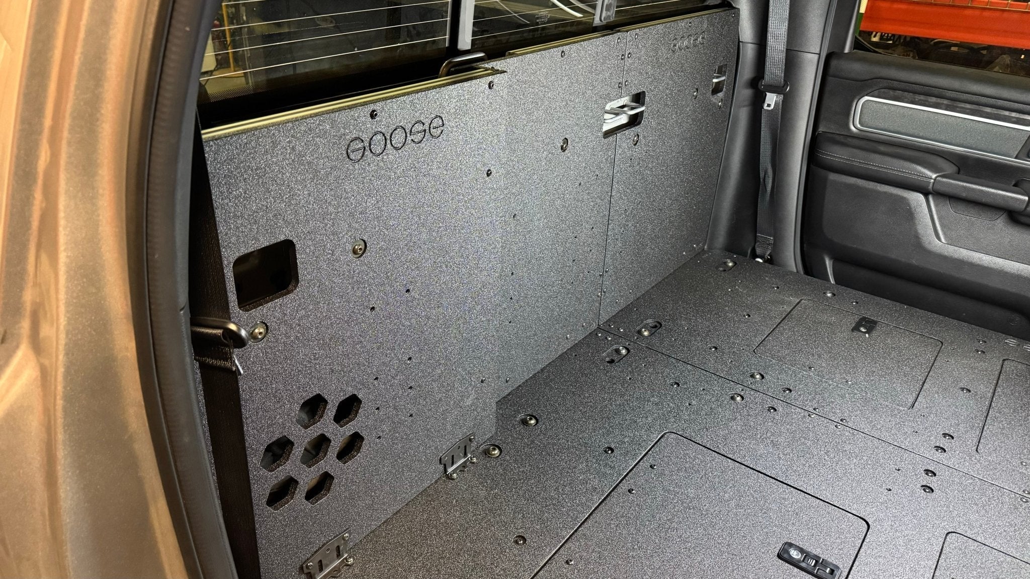 RAM - 1500 - 2019-Presente - 5.ª generación - Cabina doble - Serie Explore - Sistema de placa de eliminación del asiento de la segunda fila