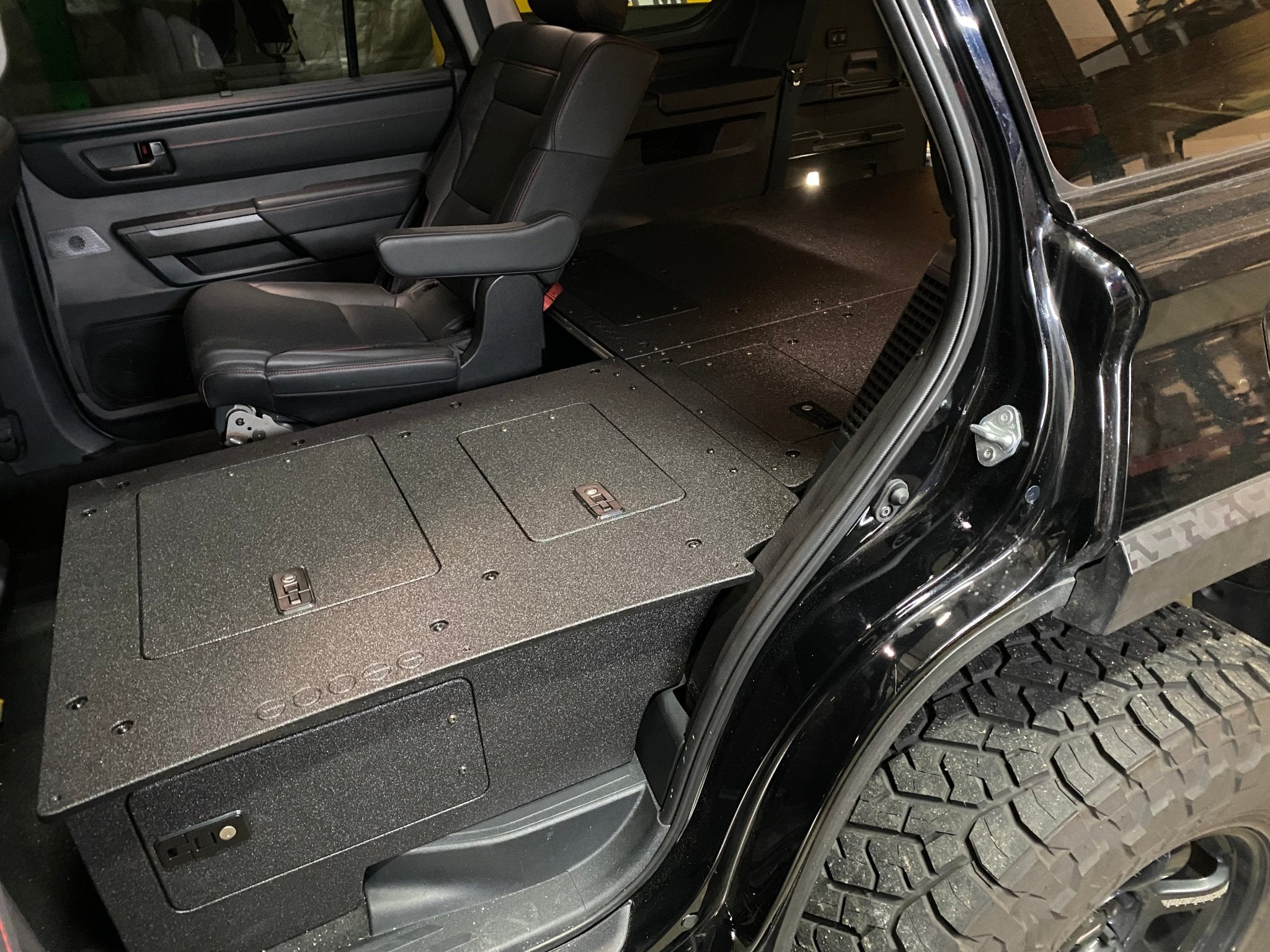 Toyota - Sequoia - 2023-Presente - 3ra generación - Serie Explore - Sistema de placa de eliminación de asientos - Paquete Stealth Sleep