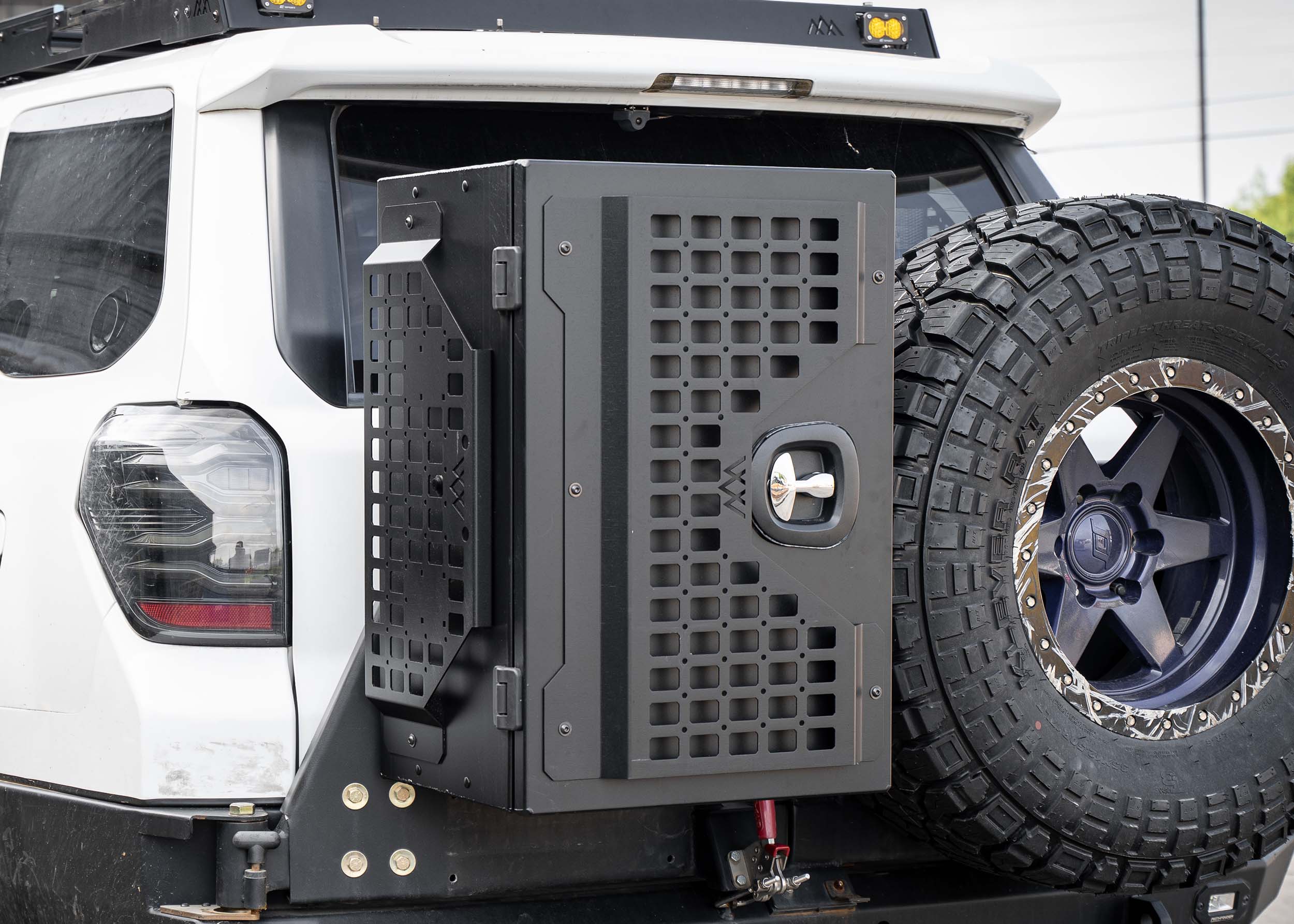 Backwoods Universal Adventure Storage Box (19x28x15)